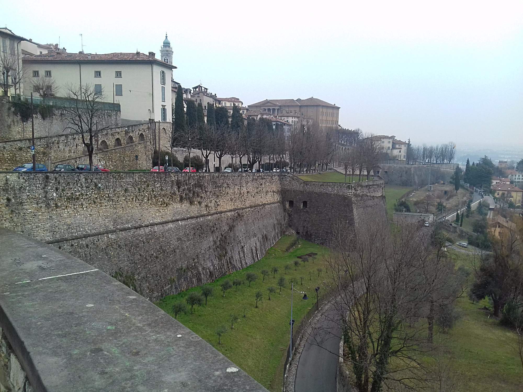 Městská část Città Alta je obehnána vysokou zdí