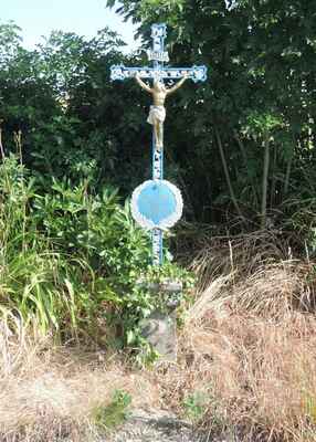 Křížek u cesty do polí za Čavyní.
