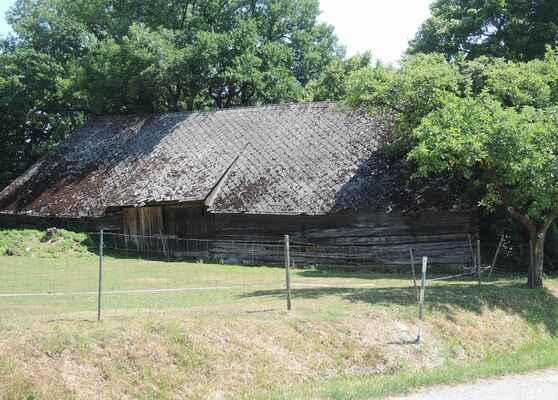 Historická dřevěná stodola. Sice památkově chráněná, ale v neutěšeném stavu.