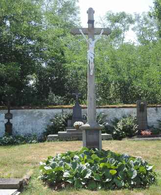 Ústřední kříž hřbitova.
