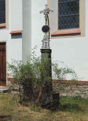 Kříž u kostela.