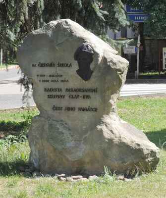 Druhý pomníček je věnován plk. Šikolovi, radistovi paradesantní skupiny CLAY-EVA, který na Malé Skále žil a v roce 2008 zde zemřel.