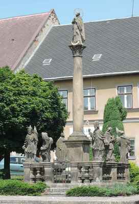 Další dominantou náměstí je barokní Mariánský sloup z roku 1710.