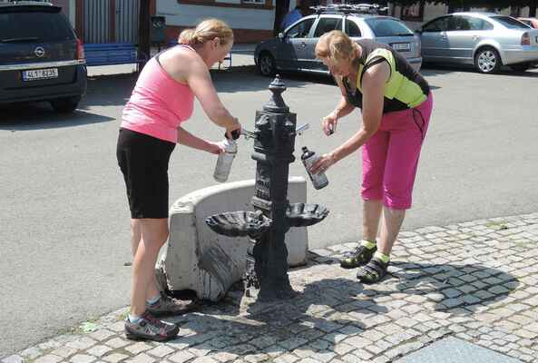 Ovšem velmi jsme uvítali hydrant s pitnou vodou vedle kašny.