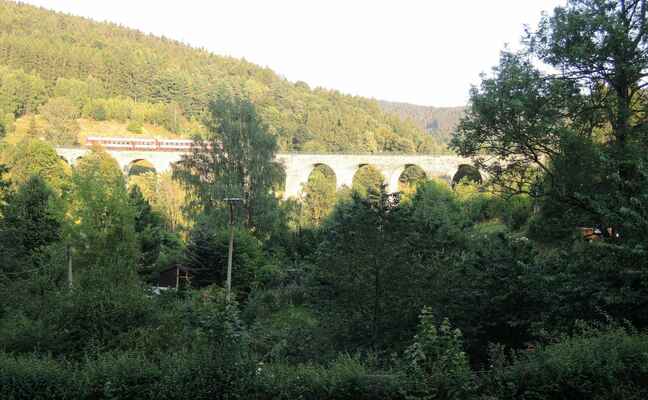 A jako bonus máme výhled na Novinský železniční viadukt. Byl postaven v letech 1898 - 1900, má 14 oblouků, je dlouhý 230 metrů a vysoký přibližně 29 metrů. Je zařazen mezi technické památky.