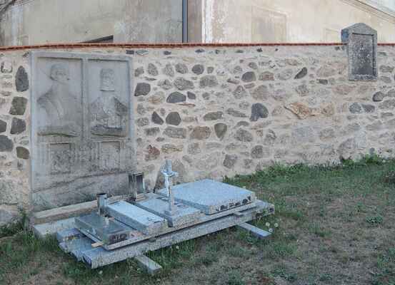 Nejstarší stély lze najít přímo v kostele, ale několik jich zůstalo i ve hřbitovní zdi.