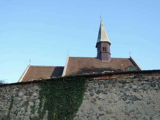 Střechy kostela se sanktusníkem.