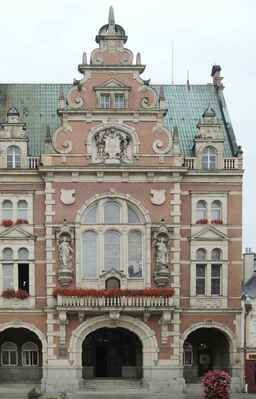 Radnice byla postavena v letech 1893-1896 podle projektu vídeňského architekta Franze von Neumanna. Nahradila původní radnici z roku 1532. Dvoupatrová stavba s věží nese prvky severoněmecké renesance.