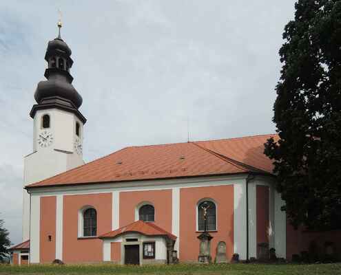 Kostel sv. Mikuláše v Mníšku. Byl vystavěn v letech 1739-40 podle plánů novoměstského stavitele Jana Fugenauera na části zrušeného hřbitova.