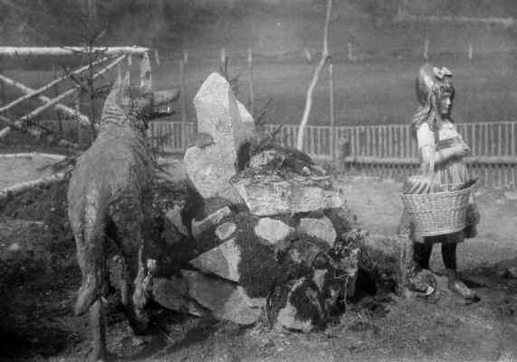 Konkrétními pohádkovými postavami byli Karkulka a vlk, ale bizarnost později budovaného okolí je překonala. Na tomto snímku jsou ještě bez "Perníkové chaloupky" (14.4.1924).