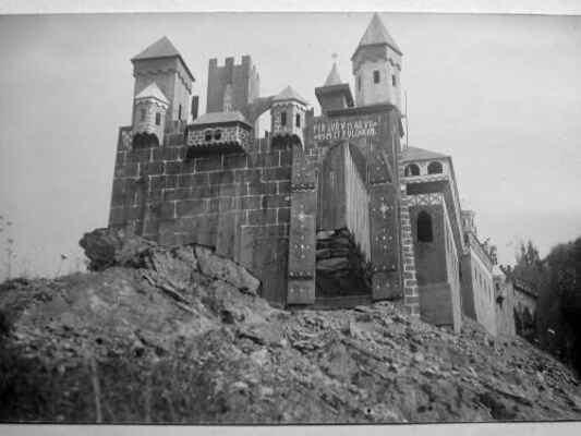 Hrad po dokončení. Byli prý lidé kraje neznalí, kteří si tento pohádkový výtvor pletli s Pernštejnem... (25.8.1924).