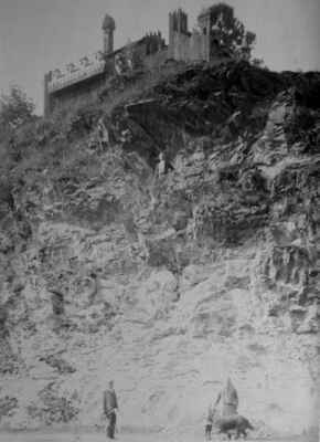 Podobně jako holá skála s hradem působila impozantně i obdělávaná niva Svratky patrná na dalším snímku.