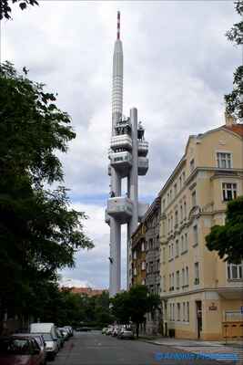 Praha 2006 - Žižkovská televizní věž z ulice Milešovské