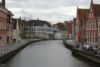 Bruggy - Domy u kanálu focené z mostu u ulice Sint-Annakerkstraat.