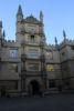 Oxford - Bodleyova knihovna (Bodleian Library). Je to hlavní knihovna na univerzitě. Patří mezi jedny nejstarší knihovny v Evropě a je druhou největší v Británii (má přes 11 milionů knih). Toto je hlavní vstup do Bodleyovi knihovny, kterému se říká Věž z pěti objednávek (Tower of the Five Orders), protože pět horních věžiček jsou každá v jiném architektonickém slohu.