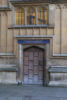 Oxford - Jeden z původních vstupů do přednáškové síně v Bodleyově knihovně. Nyní již je zde jenom knihovna, ale nápisy nad dveřmi zůstaly. Prostě už chybí jen Herry Potter. :-)