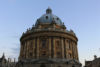Oxford - Dominantou areálu Oxfordské školy je Radcliffe Camera, která je jednou z budov Bodleyovi knihovny (Bodleian Library).