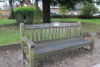 Stratford - V Anglii jsou v parcích a jiných veřejných místech obvykle umístěny lavičky, které jsou jako vzpomínka na někoho blízkého.