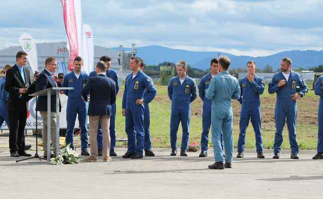 Předání ceny pilotům Frecce Tricolori (vyhráli anketu o nejlepší letecké vystoupení).