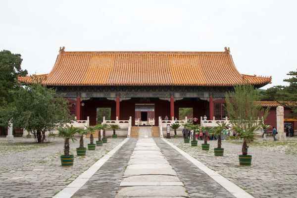 Vstupujeme do posmrtného paláce Čchangling, třetího mingského císaře Yung-le. Spolu s ním je zde pochována císařovna Sü a 16 konkubín. Prostředkem přísně symetrického dispozice vede centrální jemně vyvýšený chodník. Před námi se rozkládá Brána Zvláštní přízně.