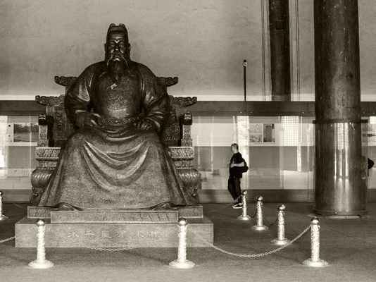 Dominantou Síně Zvláštní přízně je kovová nadživotní socha císaře Yung-le. Dvojitou břidlicovou střechu podpírají mohutné sloupy z vavřínového dřeva.