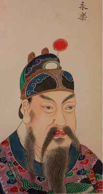 Fotka z internetu - Císař Yung-le s mužnými vousy a licousy, malými růžky a bambulkou plnou jisker. Osobně.