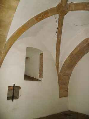 kostel Všech Svatých s městskou věží, 
Poprvé je připomínán v roce 1235. Jsou zde nejstarší známé části zdiva v Litoměřicích - několik zazděných oken ze 13. století. Před polovinou 14. století byl součástí městského opevnění. Z této doby pochází i gotická věž vysoká cca 54 m, poprvé připomínaná v r. 1341, která byla upravena v letech 1501-17 mistrem Jiříkem z Plzně. Její zděný ochoz se čtyřmi nárožními věžičkami je až z r.1584. Věžní hodiny pocházejí z roku 1554. Pozoruhodná stanová střecha kostela vznikla až roku 1570 za vedení mistra Valentina Schneidera. V roce 1612 byla stavba prodloužena po dnešní průčelí. Giulio Broggio obnovil koncem 17. století kapli sv.Barbory a postavil kapli sv.Rocha. Jeho syn Octavio provedl barokizaci této gotické stavby v l.1718-19. Sochařské a štukatérské práce prováděli Franz (František) Tollinger a Petr Antonius Bianchi.

zdr​oj: http://www.li​tomerice-info​.cz/cz/2218.k​ostel-vsech-s​vatych/