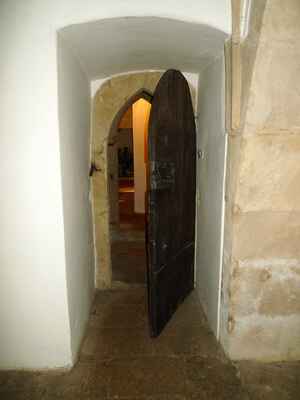 Vysoká hranolová věž stojící při kostele je gotická a pochází z roku 1341. Má štěrbinová okénka i hrotitá okénka s nosy. Ve zvonovém patře jsou větší hrotitá okna bez nosů. V přízemí věže je velká místnost s křížovou klenbou o klínových žebrech s výžlabkem a kruhovým svorníkem. Je těžko přístupná několika pevnými dveřmi z kostela a sloužila jako pokladnice. V patrových částech je zvláštní složitá dřevěná konstrukce pro zvony z let 1514–1517 od mistra Jiříka z Plzně. Zděný ochoz je z roku 1583 na místě staršího dřevěného. Střecha věže, datovaná do roku 1587, byla opravována v letech 1635 a 1713. Omítka věže byla obnovena v roce 1871, dále v roce 1954,[1] a znovu na počátku 21. století.