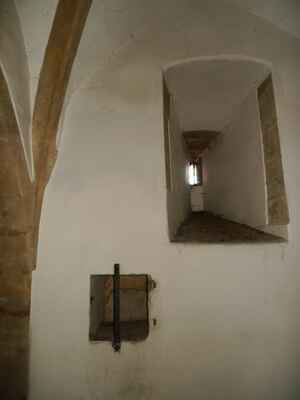 Vysoká hranolová věž stojící při kostele je gotická a pochází z roku 1341. Má štěrbinová okénka i hrotitá okénka s nosy. Ve zvonovém patře jsou větší hrotitá okna bez nosů. V přízemí věže je velká místnost s křížovou klenbou o klínových žebrech s výžlabkem a kruhovým svorníkem. Je těžko přístupná několika pevnými dveřmi z kostela a sloužila jako pokladnice. V patrových částech je zvláštní složitá dřevěná konstrukce pro zvony z let 1514–1517 od mistra Jiříka z Plzně. Zděný ochoz je z roku 1583 na místě staršího dřevěného. Střecha věže, datovaná do roku 1587, byla opravována v letech 1635 a 1713. Omítka věže byla obnovena v roce 1871, dále v roce 1954,[1] a znovu na počátku 21. století.