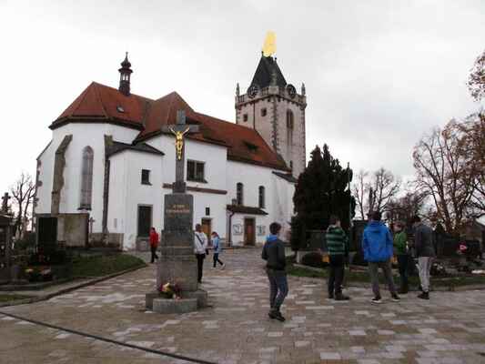 Kostel Nanebevzetí Panny Marie a sv. Gotharda v Budišově u Třebíče s největší korouhví nejméně v České republice