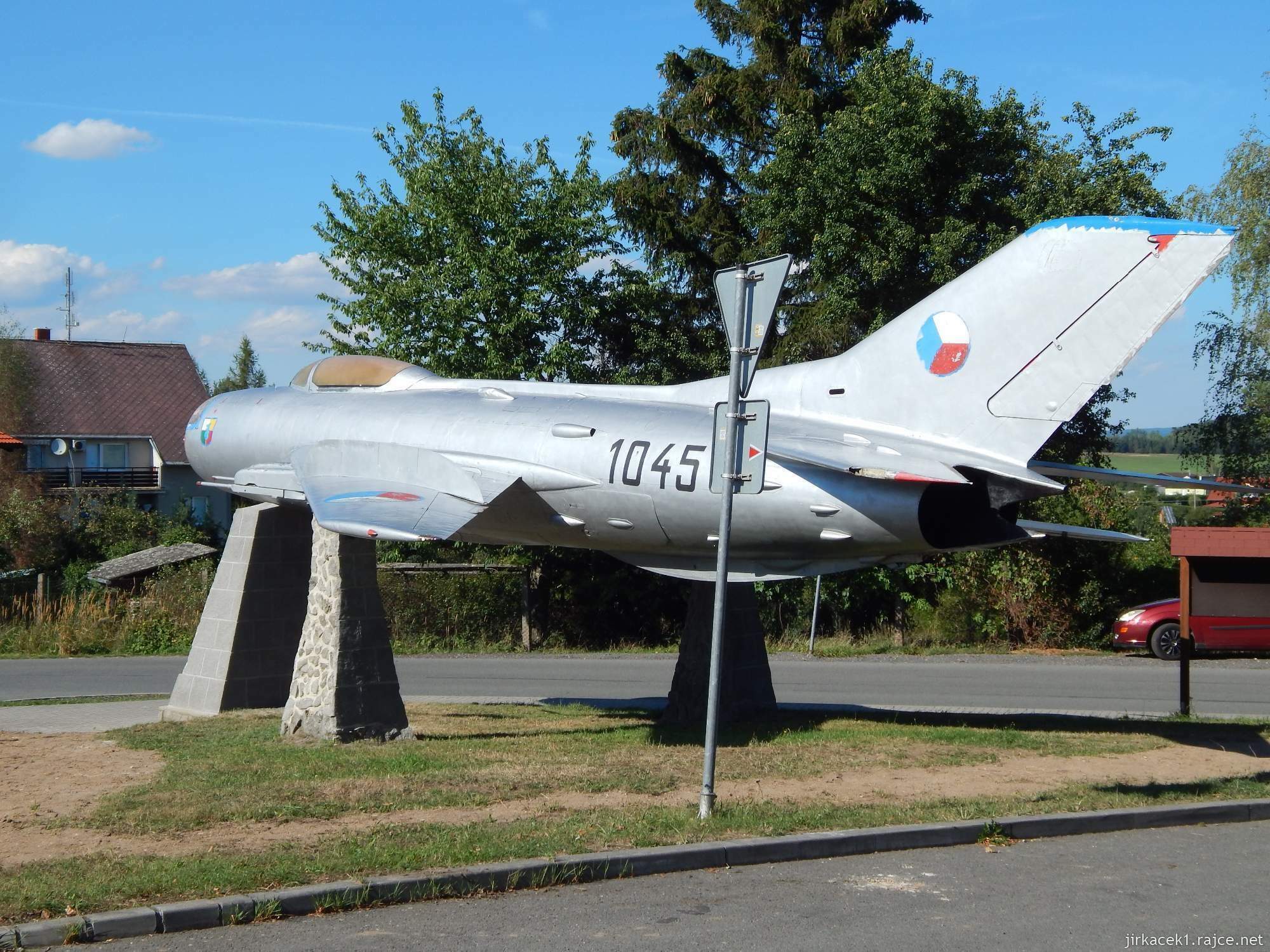 Líně - památník letců v podobě stíhačky MIG-19