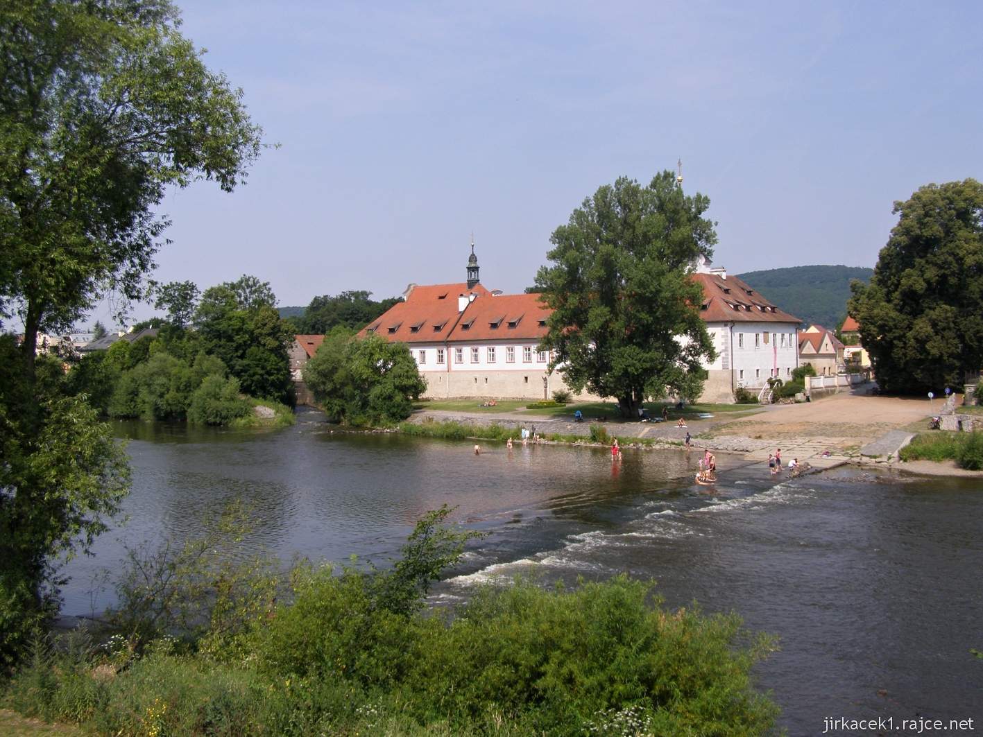 Dobřichovice - zámek 01 - pohled přes řeku Berounku