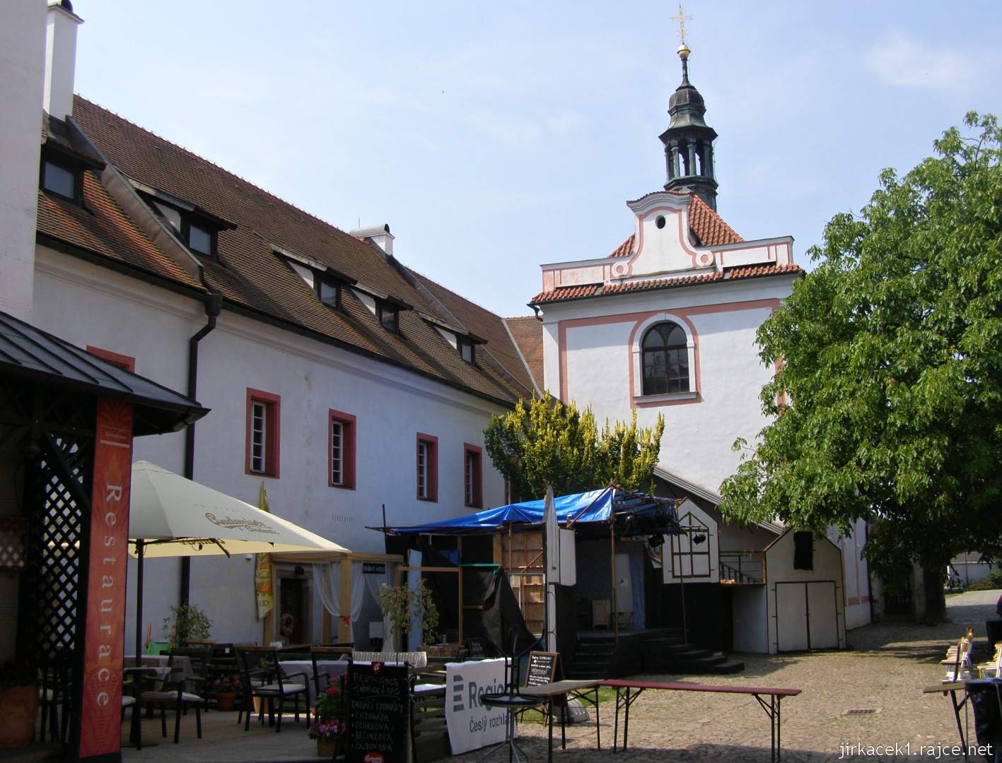 Dobřichovice - zámek 04 - nádvoří zámku