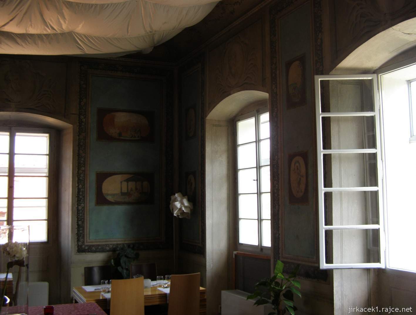Dobřichovice - zámek 09 - interiér v zámecké restauraci