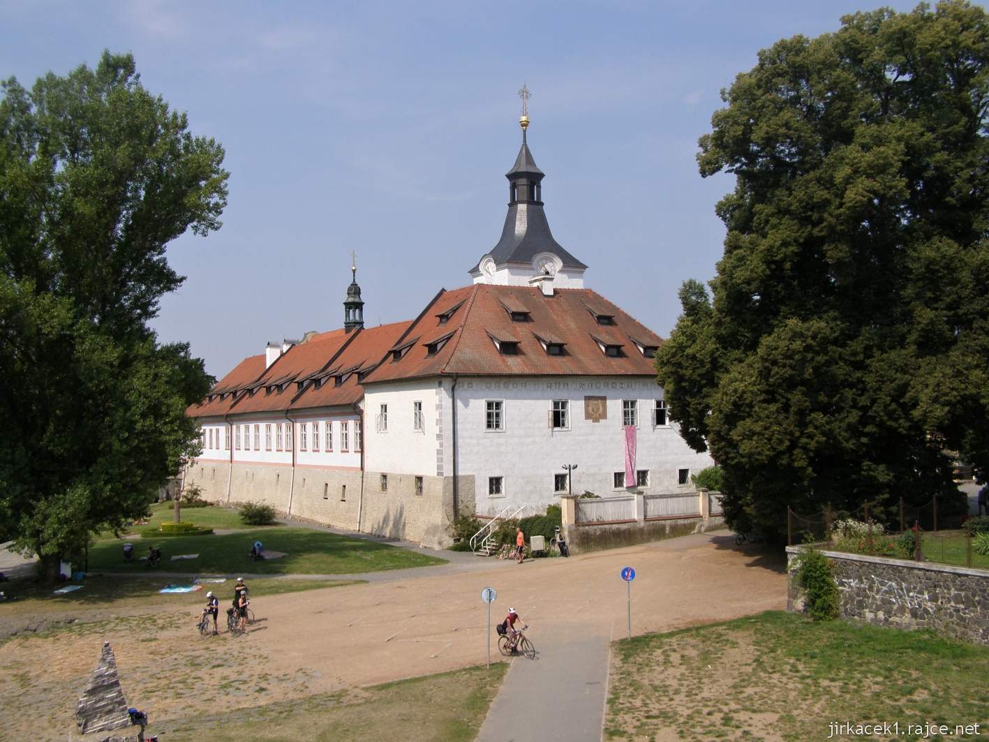 Dobřichovice - zámek 12 - pohled z mostu přes řeku Berounku