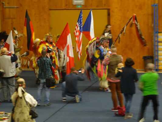A začíná Grand Entry, Je to jeden z vůbec nejpůsobivějších okamžiků každého powwow, při kterém vstupují za doprovodu zpěvu a zvuku bubnu všichni tanečníci do taneční arény.