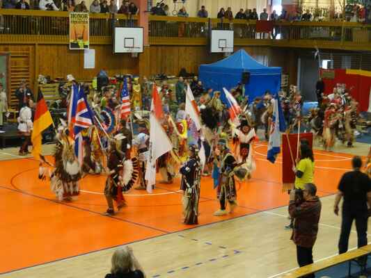 Za nimi přichází čestní hosté, jako jsou například kmenoví náčelníci nebo princezny powwow. Ti jsou následováni hlavním tanečníkem a hlavní tanečnicí.