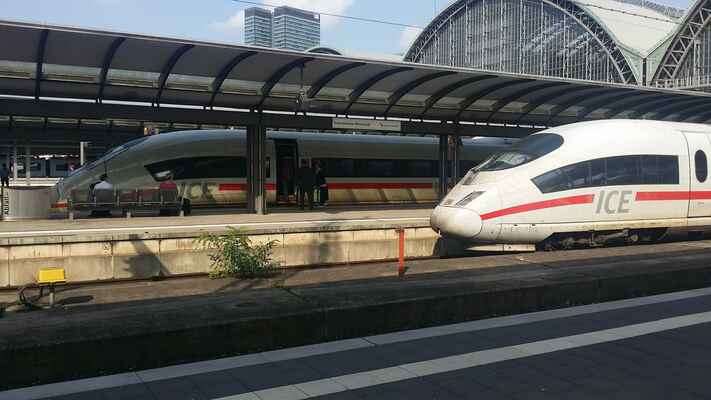 Dvojice ICE3 na hlavním nádraží Frankfurt.