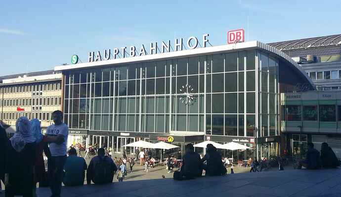 Kolínské hlavní nádraží a prostor před ním, "proslavený" odehráváním oblíbených silvestrovských multikulturních seznamovacích party.