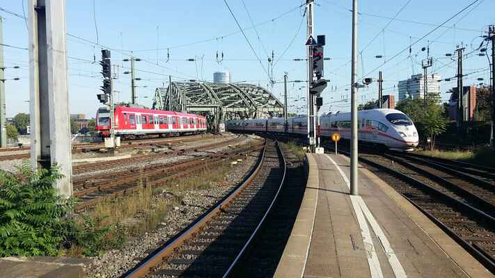 Vpravo přijíždí jakési ICE3, vlevo regionální vlak od mostu přes Rýn, který je hned za nádražím.