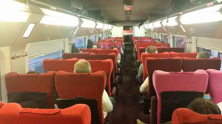 Interiér druhé třídy Thalysu, které jsou provozovány na jednotkách TGV od francouzského Alstomu.