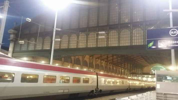 Vystupujeme na pařížském nádraží Gare du Nord.