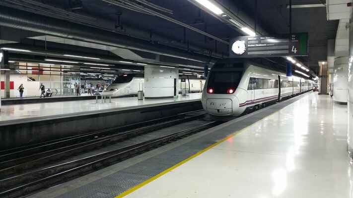 Nádraží Barcelona Sants vystavěli celé kompletně pod zemí a vlaky z tohoto nádraží opouští tunely až na severním a jižním kraji Barcelony.
