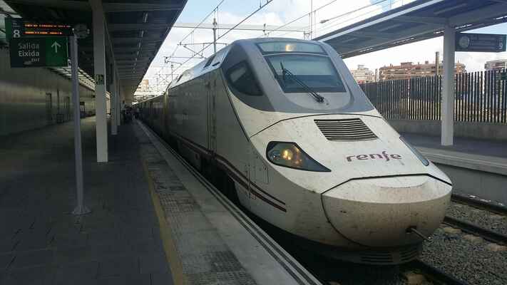Jednotka Euromed mezi Valencií a Barcelonou - jinak "Renfe Class 130" anebo také "Talgo 250". Vmax má 250kmh a na této trati jen výjimečně atakoval dvoustovku.