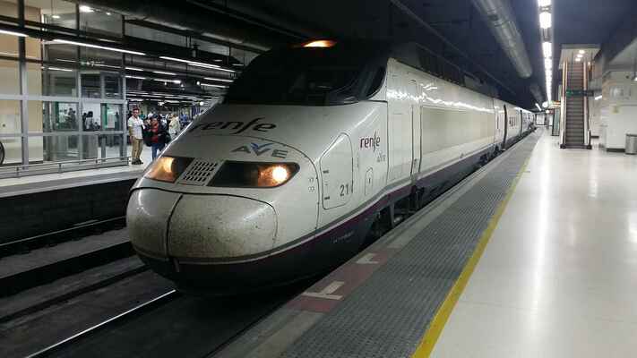 Pátý vlak ve španělsku a pokaždé jiný. Do Lyonu nás veze jednotka AVE Class 100 - na bázi TGV od Alstomu.