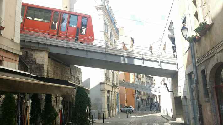 V Lyonu jsou k vidění dvě městské kolejové lanovky.