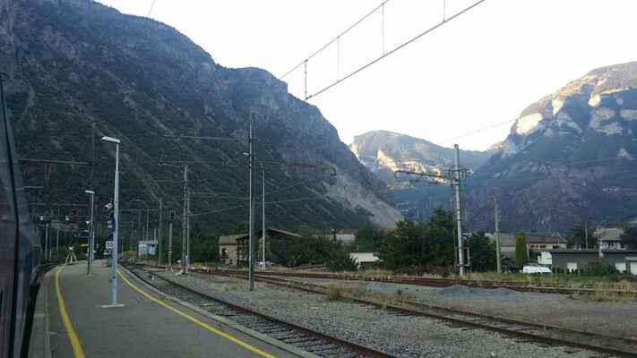 Alpy ze dveří našeho TGV v Saint-Jean-de-Maurienne. TGV v této oblasti většinou nepřekročilo osmdesátikilometrovou rychlost.