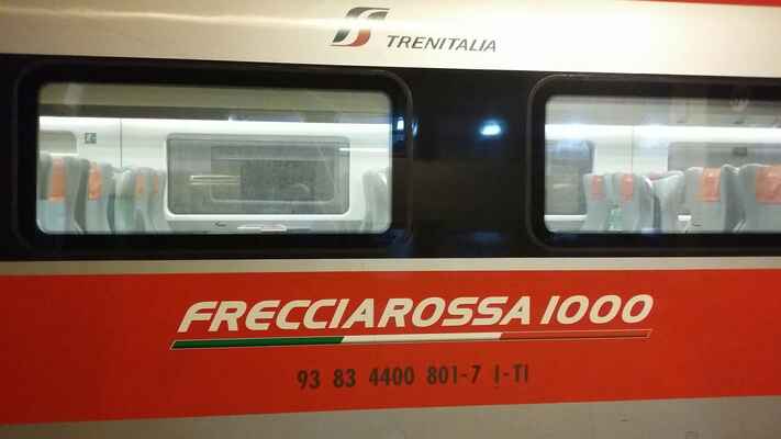 Z Turína do Milána (a dál do Říma) vede červená linka italských drah - Frecciarossa.