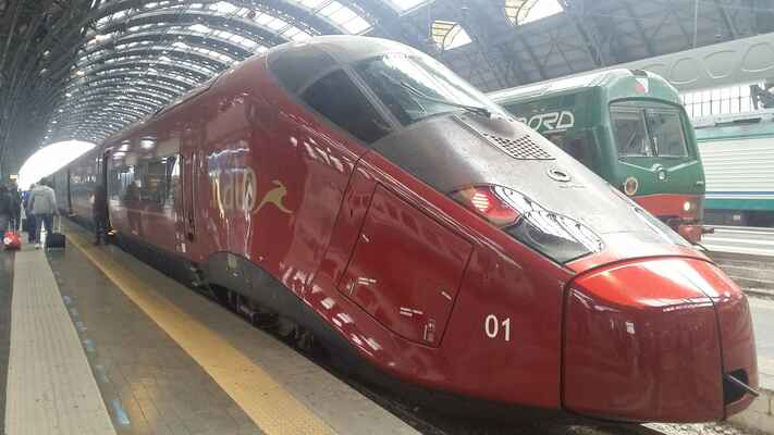 Příště musíme zapojit i tuto novinku - nástupcem TGV je totiž toto AGV Italo (Alstom), jezdící mezi Milanem a Římem i 350kmh.