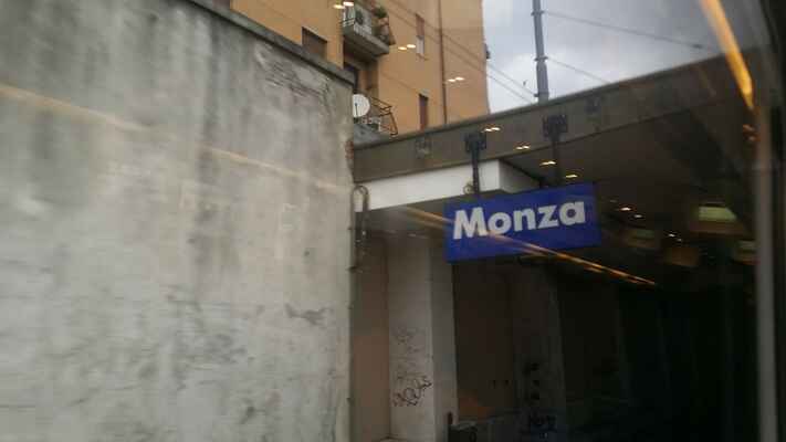 Cestou do Švýcarska projíždíme Monzou.